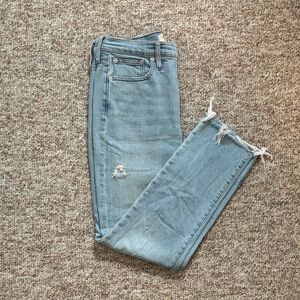 Madewell Distressed Women Jeans - the perfect vintage Jean